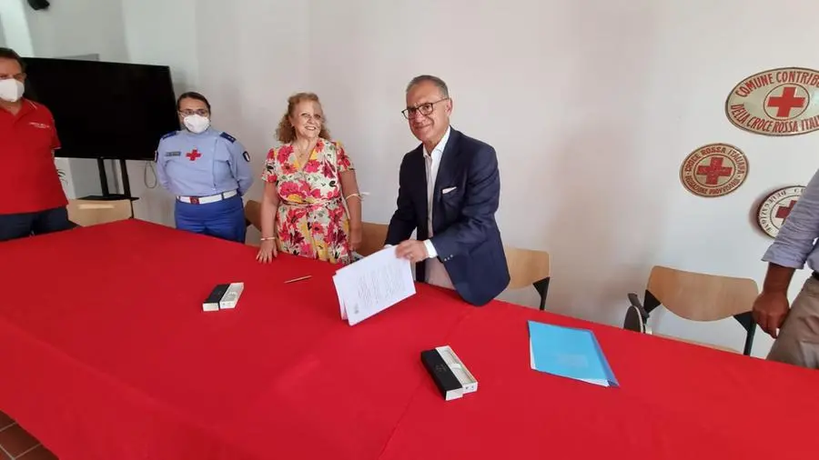 Carolina David e Massimo Lombardo alla firma della collaborazione biennale tra Croce Rossa e Spedali