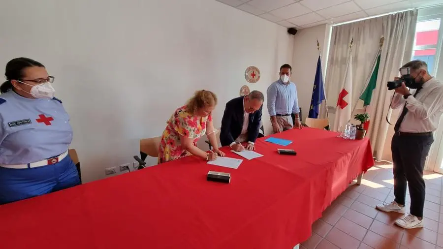 Carolina David e Massimo Lombardo alla firma della collaborazione biennale tra Croce Rossa e Spedali