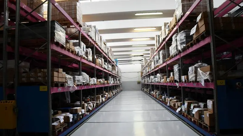 L'interno di uno dei magazzini di Omb - Foto New Reporter Favretto © www.giornaledibrescia.it