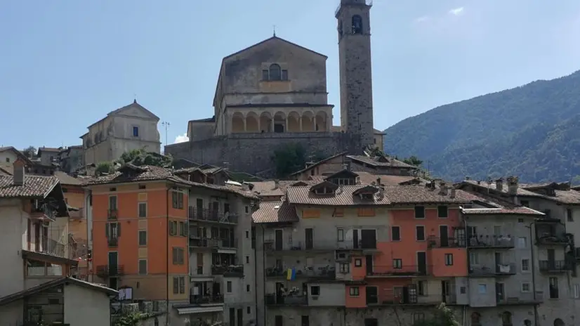 Una suggestiva immagine della chiesa e del centro storico di Bagolino - © www.giornaledibrescia.it