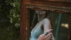 Una ragazza si guarda allo specchio