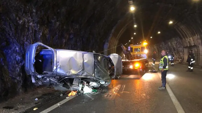 L'auto incidentata in galleria a Marone