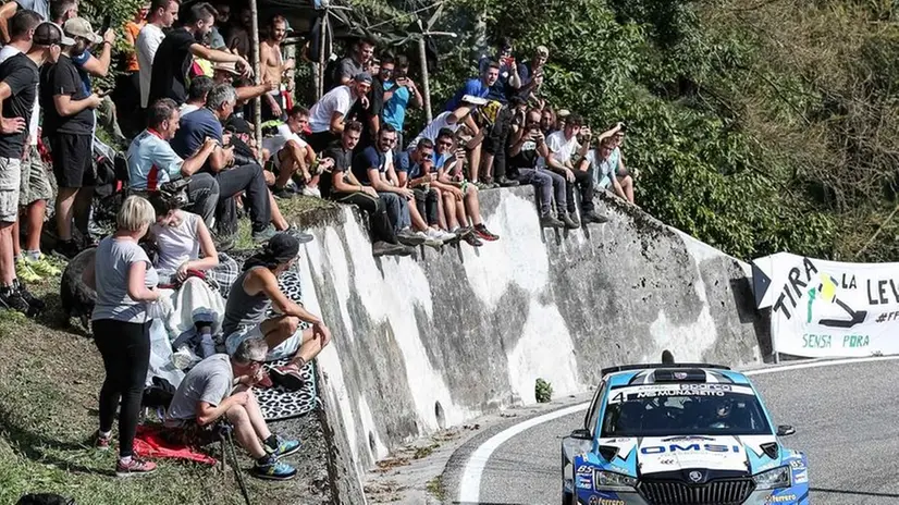 Un anno fa: Albertini e Fappani, poi vincitori, e il gran pubblico del Rally 1000 Miglia - © www.giornaledibrescia.it