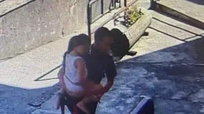 Tavernole, auto prende fuoco: nonna e bimba salvate dai Carabinieri