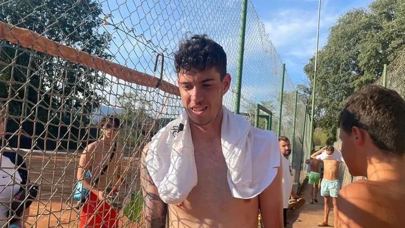 Alessandro Bastoni mentre firma autografi