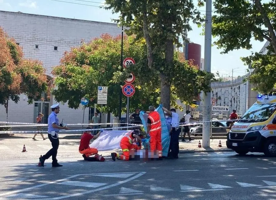 Travolto E Ucciso Da Autocisterna A Fermata Bus,morto 21enne | Giornale ...