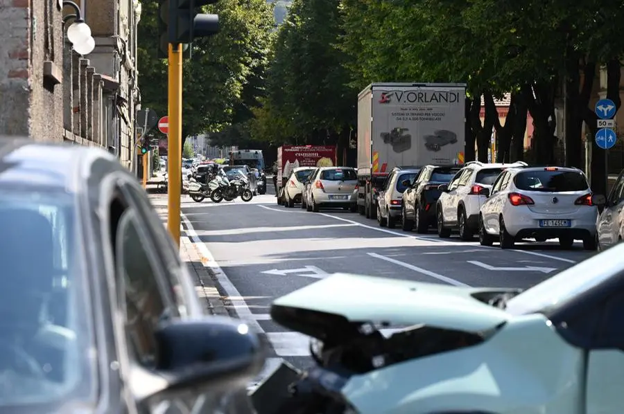 Tamponamento e traffico in via Volturno