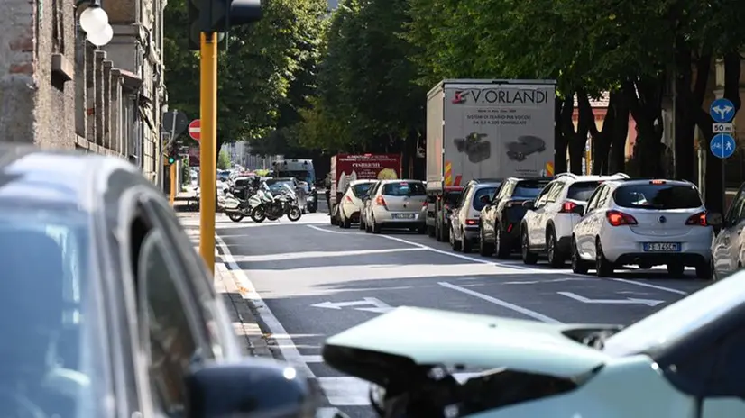 Tamponamento e traffico in via Volturno