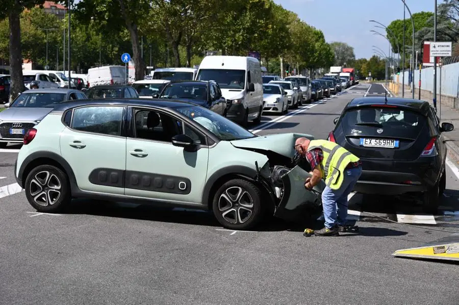 Tamponamento e traffico in via Volturno