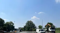 I lavori di asfaltatura sotto il ponte di via Volturno