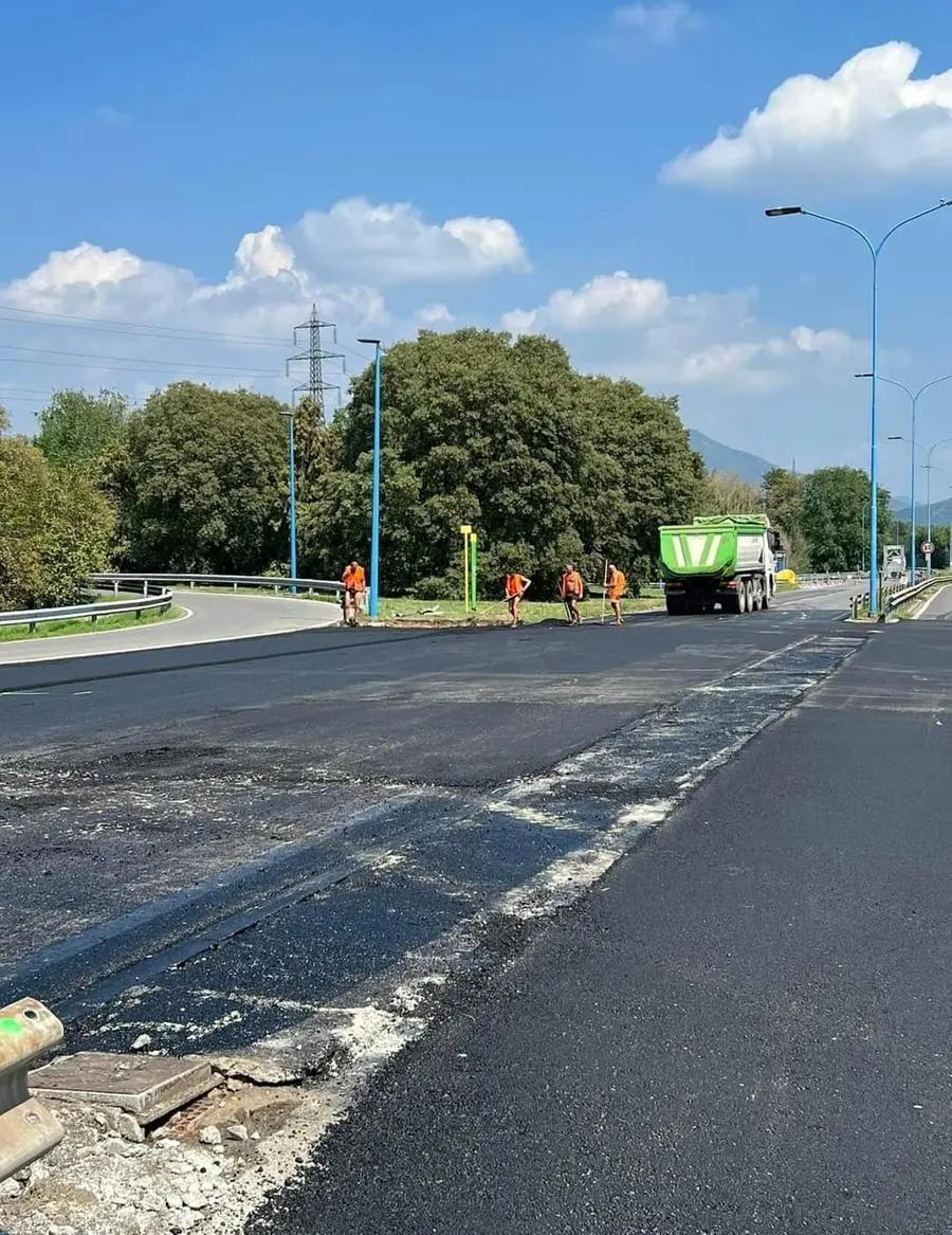 I lavori di asfaltatura sotto il ponte di via Volturno