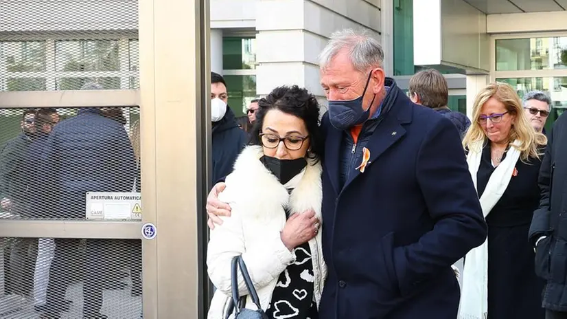 I genitori di Greta Nedrotti fuori dal tribunale di Brescia - Foto © www.giornaledibrescia.it