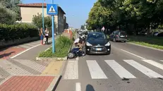L'incidente tra un'auto e una Vespa in via Valcamonica