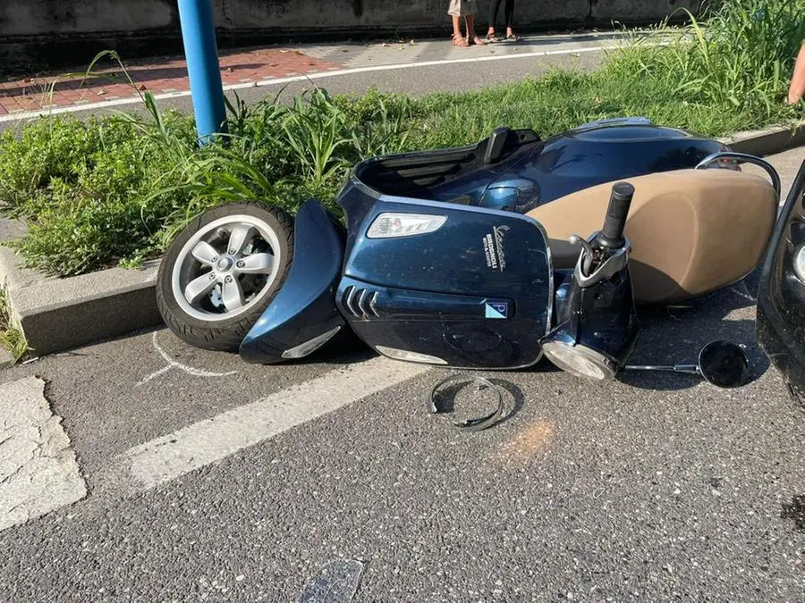 L'incidente tra un'auto e una Vespa in via Valcamonica