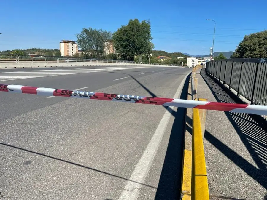 Danneggiato il ponte di via Volturno, traffico in tilt in tutta la zona