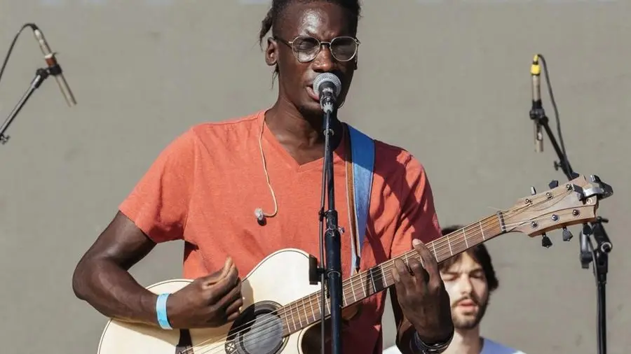 Sidy Casse Lamine, di Lumezzane, è autore, corista e cantante - © www.giornaledibrescia.it