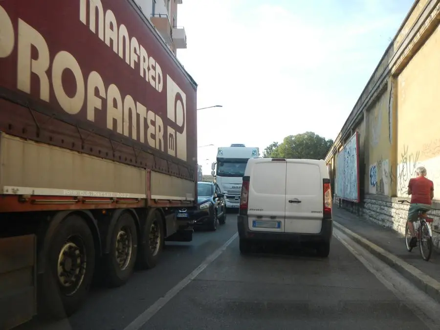 Il traffico in città causato dall'incidente del ponte di via Volturno