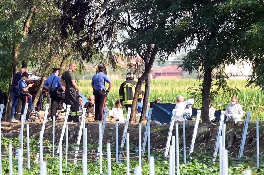 Gli investigatori nella zona in cui è stata ritrovata l'auto