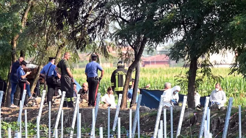 Gli investigatori nella zona in cui è stata ritrovata l'auto