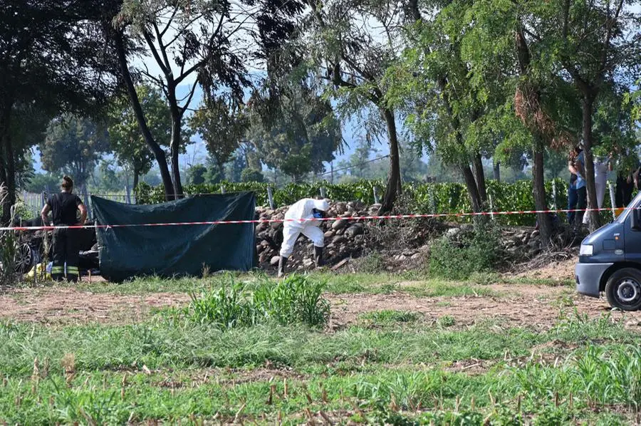 Gli investigatori nella zona in cui è stata ritrovata l'auto