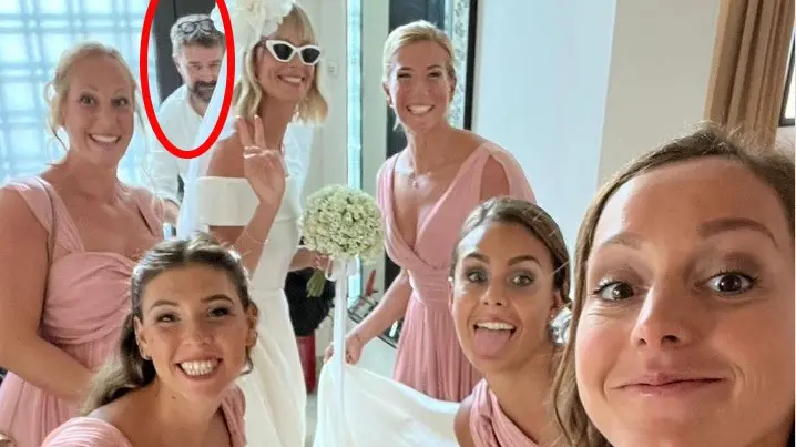 Federica Pellegrini e le amiche durante i preparativi per le nozze: nel cerchiolino rosso il bresciano Lucini impegnato nelle riprese - © www.giornaledibrescia.it