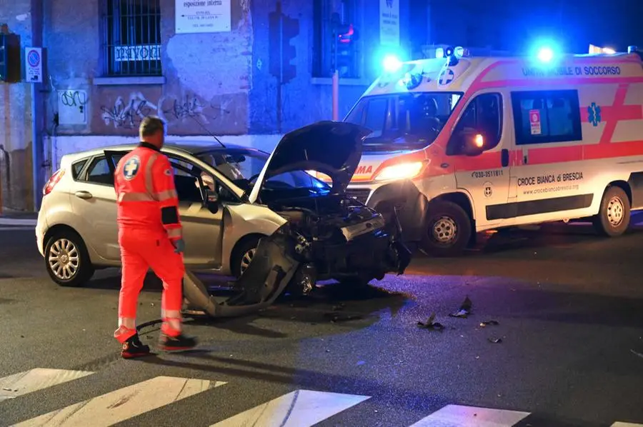 Un'auto si è ribaltata in un incidente in via Volturno a Brescia