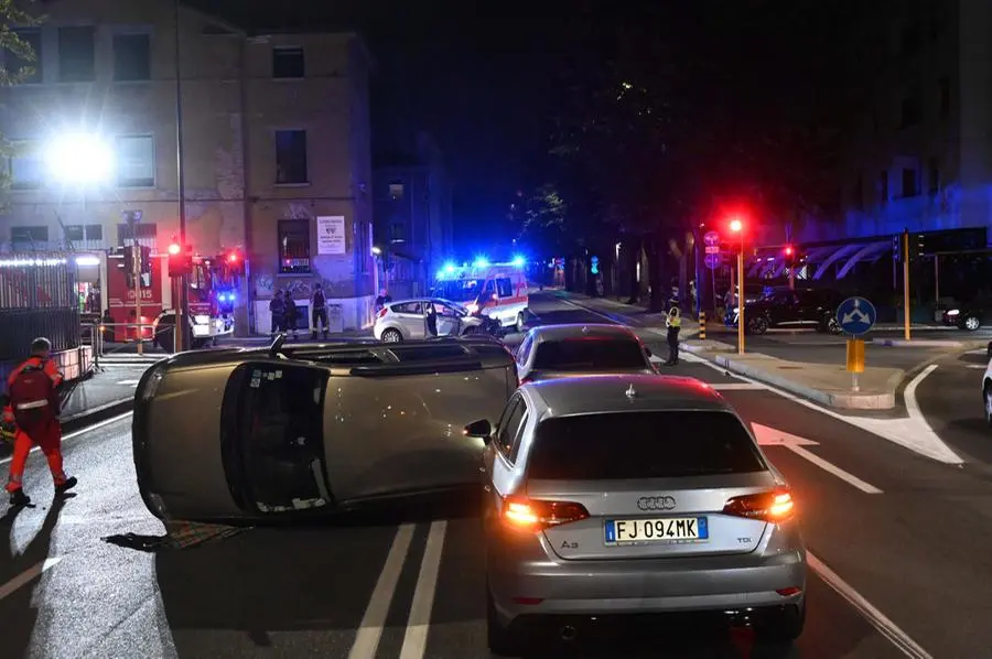 Un'auto si è ribaltata in un incidente in via Volturno a Brescia