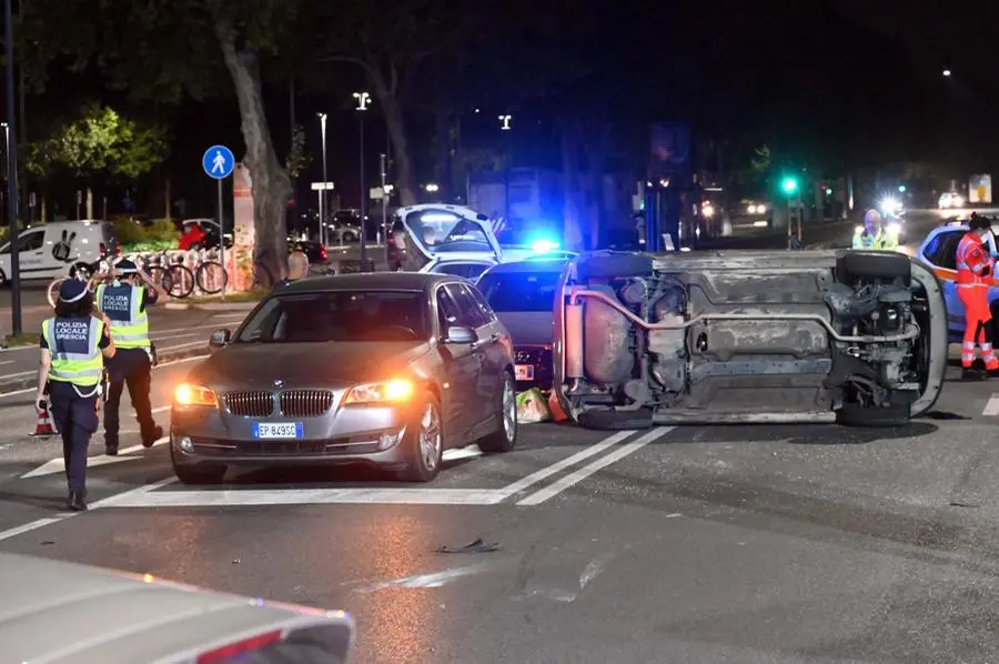 Un'auto si è ribaltata in un incidente in via Volturno a Brescia