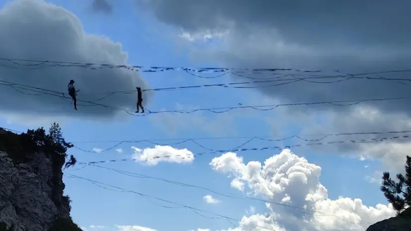 Slackline, adrenalina e spettacolo a Cima Caldoline