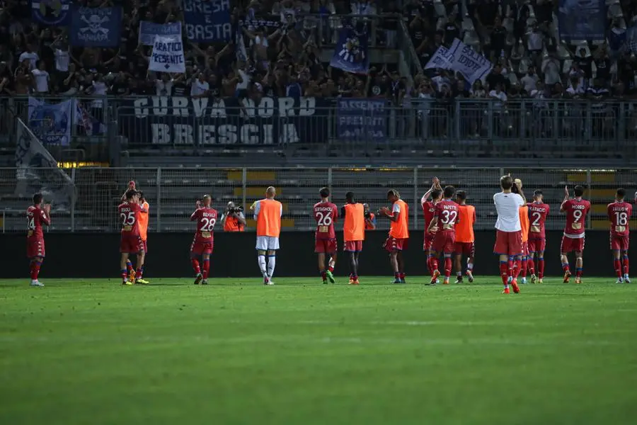 Il Brescia festeggia dopo la vittoria contro il Como