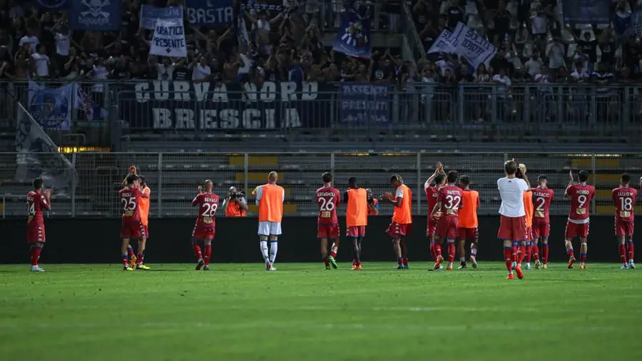 Il Brescia festeggia dopo la vittoria contro il Como