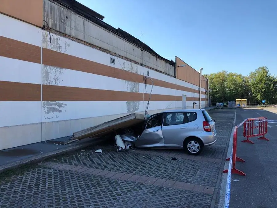 Il crollo del muro al supermercato Il Gigante di via Vallecamonica a Brescia