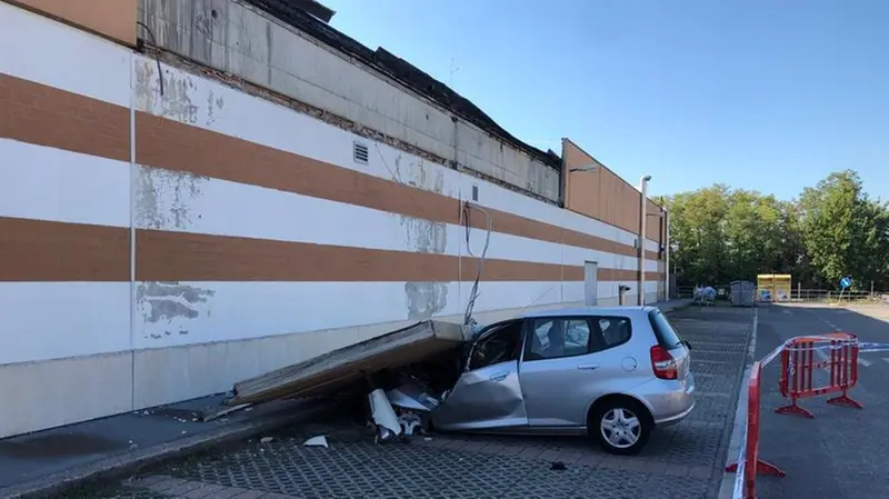 Il crollo del muro al supermercato Il Gigante di via Vallecamonica a Brescia