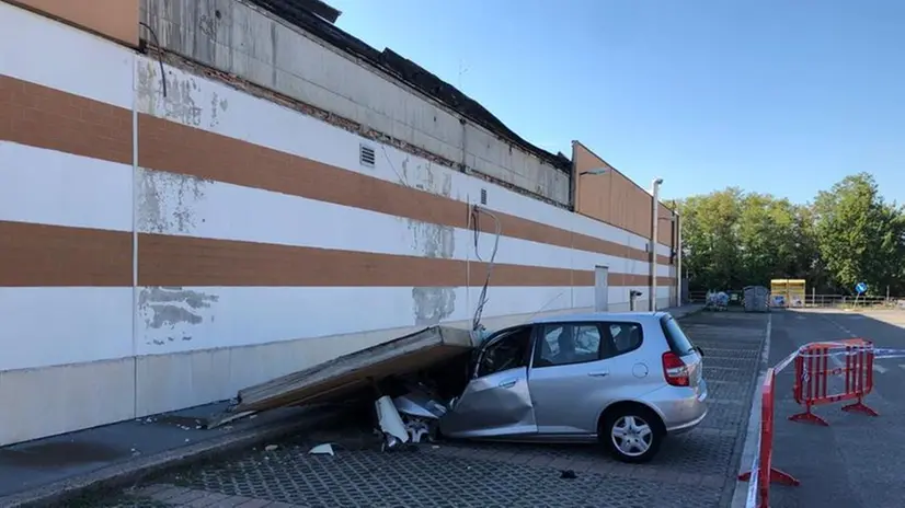 Il crollo del muro al supermercato Il Gigante di via Vallecamonica a Brescia