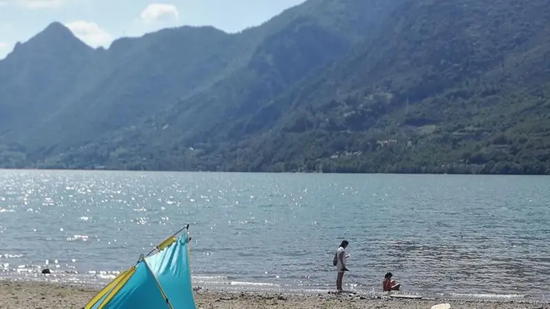 Ponte Caffaro, alla ricerca di un po’ di ombra e di frescura in riva al lago - © www.giornaledibrescia.it