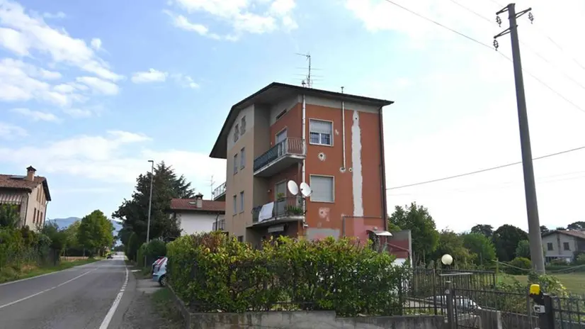 La palazzina su cui è finito il proiettile - Foto Marco Ortogni/Neg © www.giornaledibrescia.it