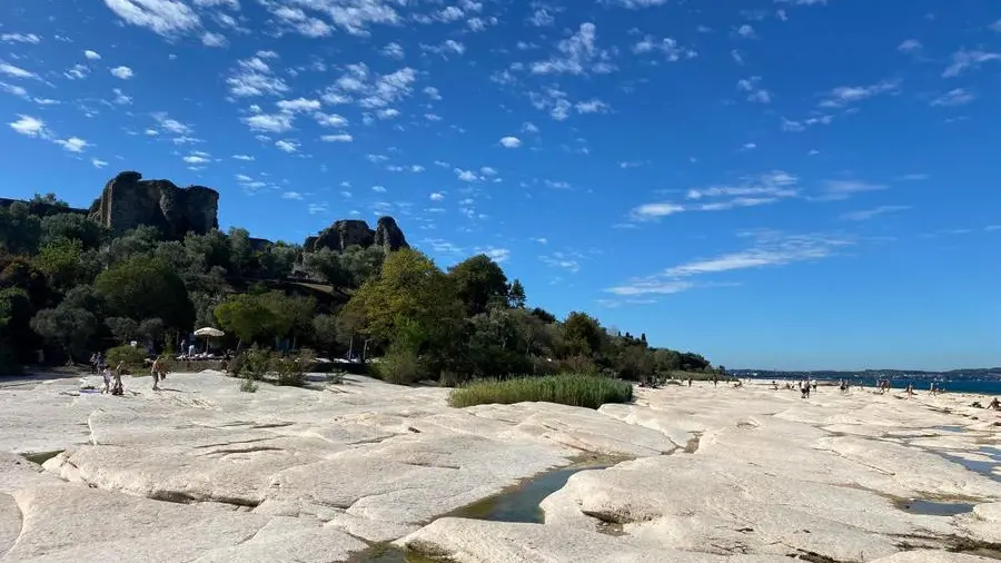 A causa dell'abbassamento del livello del lago, sono riaffiorati gli scogli della Giamaica