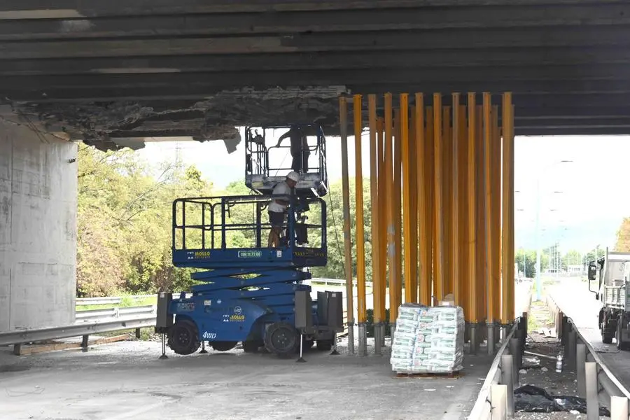 Ponte di via Volturno, posati i primi puntelli