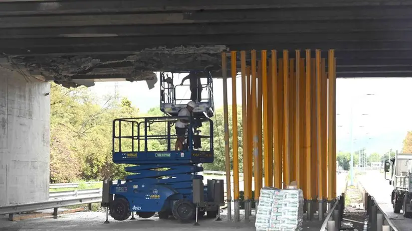 Ponte di via Volturno, posati i primi puntelli