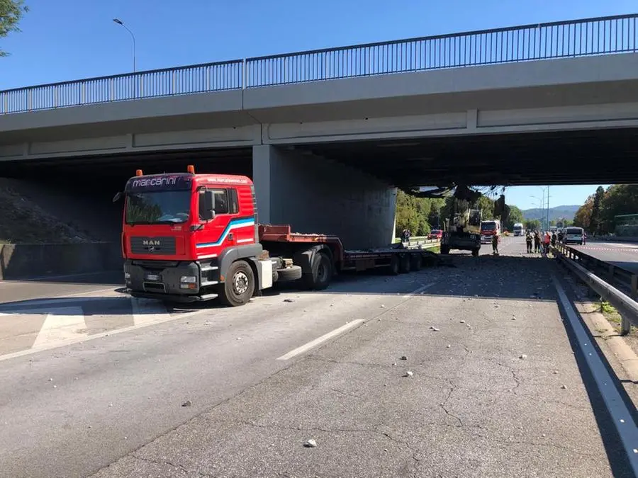 Camion urta il ponte di via Volturno, tangenziale Ovest chiusa al traffico