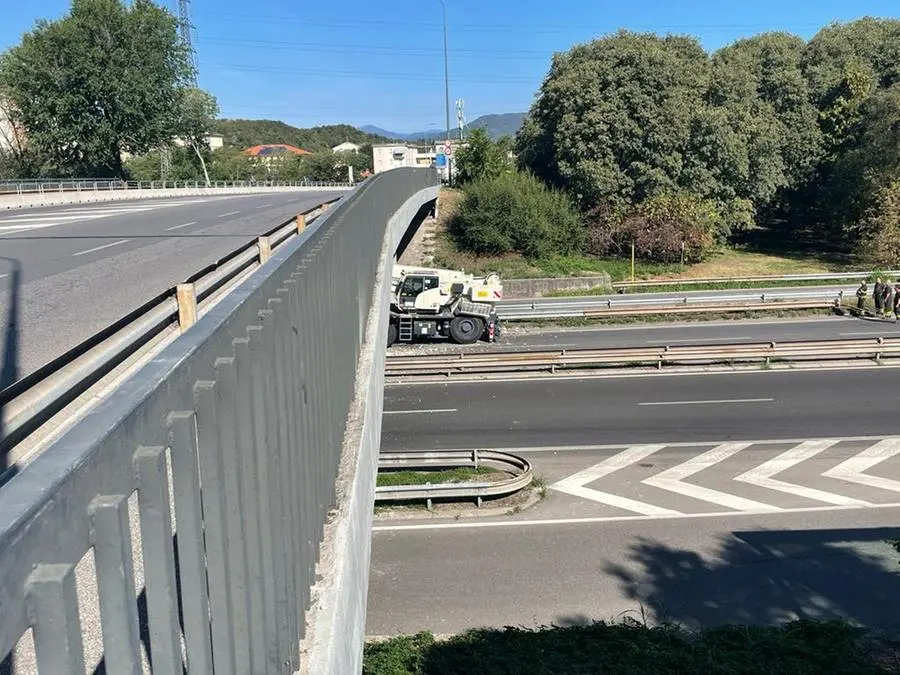 Camion urta il ponte di via Volturno, tangenziale Ovest chiusa al traffico