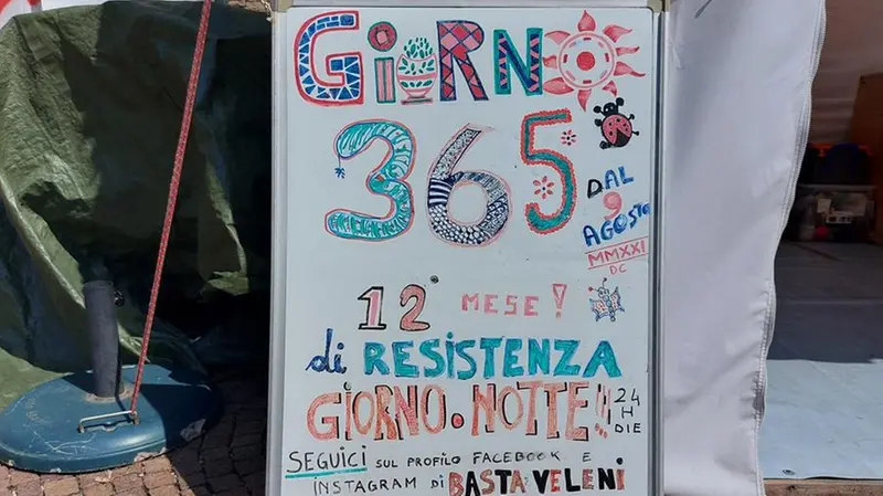 Il cartellone per il primo compleanno del presidio