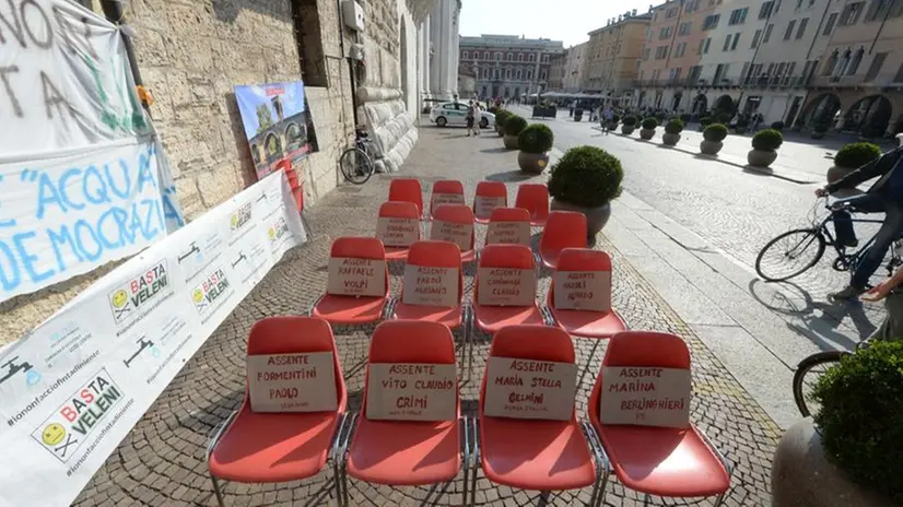 Le sedie vuote dei parlamentari invitati al presidio contro il depuratore del Garda