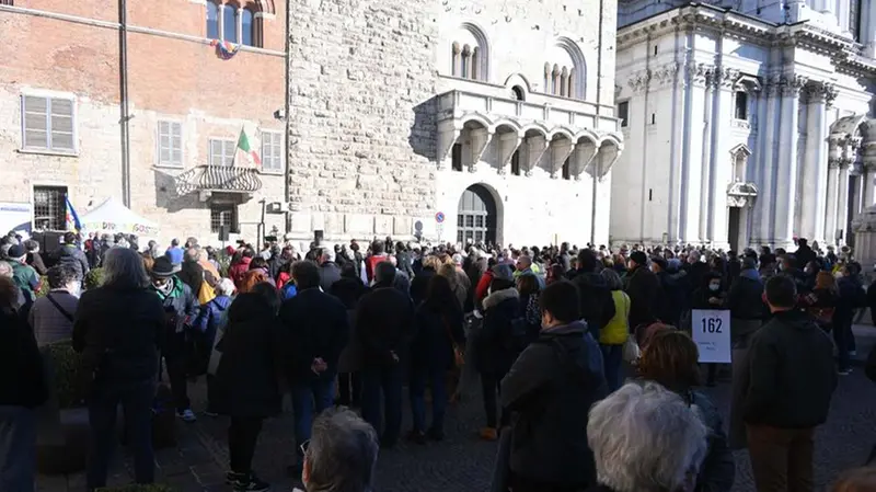 In piazza Paolo VI si festeggiano i 200 giorni del presidio 9 agosto