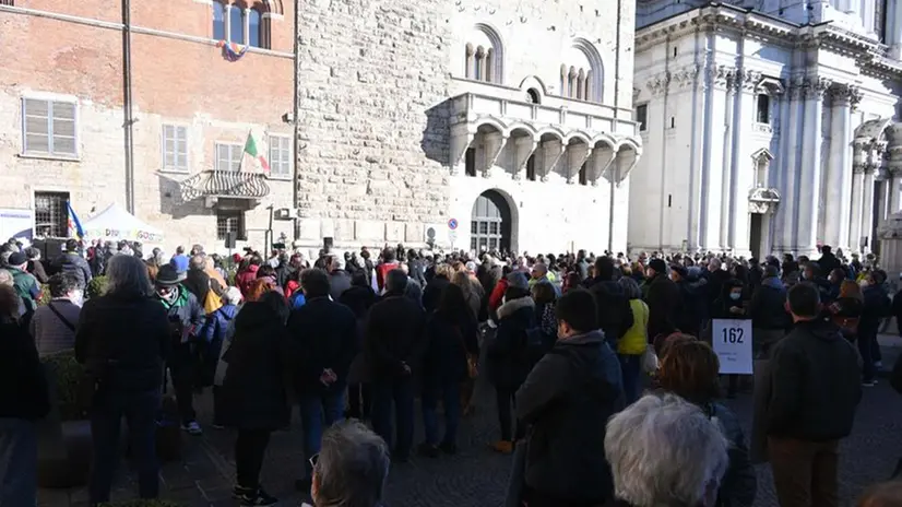 In piazza Paolo VI si festeggiano i 200 giorni del presidio 9 agosto