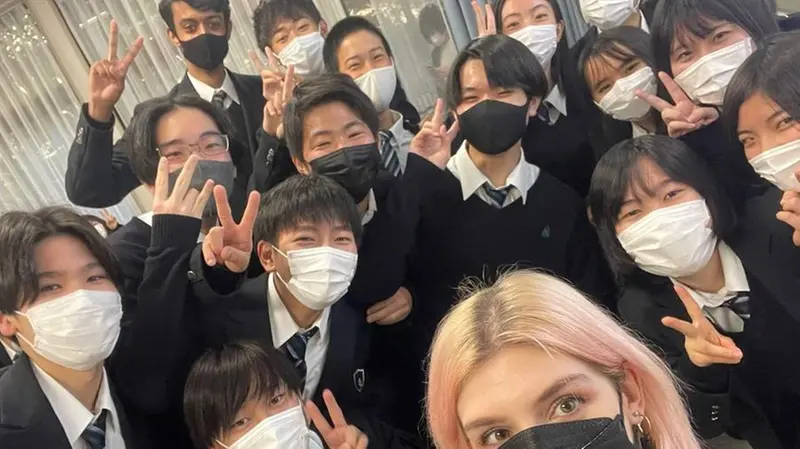 Insieme ai suoi compagni alla scuola di Fashion Design - © www.giornaledibrescia.it