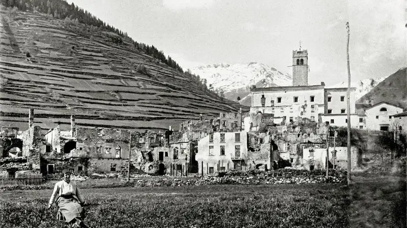 Le case di Ponte di Legno distrutte dal bombardamento nel 1917 - Archivio storico Veclani © www.giornaledibrescia.it