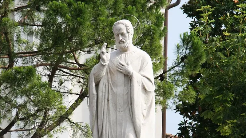 La statua di Sant'Ercolano, patrono della Riviera che fu anche vescovo di Brescia - © www.giornaledibrescia.it