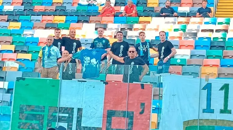 I tifosi della FEralpiSalò a Udine mostrano la maglia in ricordo di Falcone e Borsellino a 30 anni dalle stragi in cui furono uccisi - © www.giornaledibrescia.it