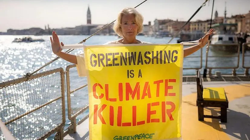 Emma Thompson durante una campagna per Greenpeace - Foto Greenpeace